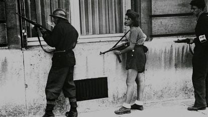 La resistente Simone Ségouin combate en París en 1944.