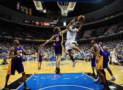 El pívot español Pau Gasol intenta robarle el balón a Courtney Lee, de los Orlando Magic, durante la final de la NBA.