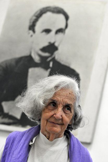 La poetisa Fina García Marruz, en su oficina de La Habana, bajo una imagen de José Martí tras conocer que se le ha otorgado el Premio Reina Sofía de Poesía Iberoamericana.