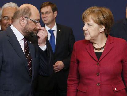 La canciller alemana, Angela Merkel (d), conversa con el presidente del Parlamento Europeo, Martin Schulz, durante la &uacute;ltima Cumbre de l&iacute;deres de la Uni&oacute;n Europea en la sede del Consejo Europeo en Bruselas, B&eacute;lgica. 