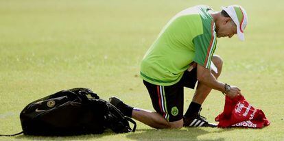 Osorio durante un entrenamiento con México, en su tobillo derecho luce su bolígrafo azul