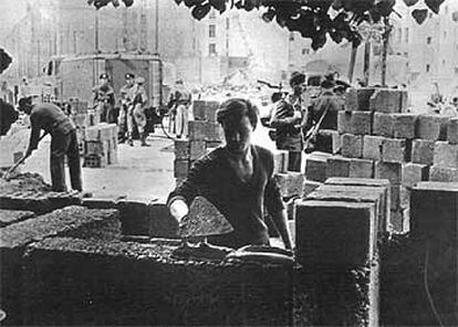 Construcción del muro de Berlín en 1961.