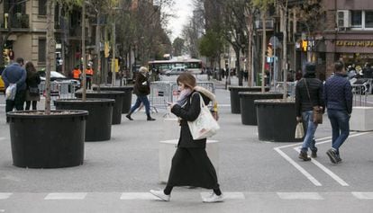Una joven pasea por el cruce de las calles Marina y Mallorca, junto a la Sagrada Familia.