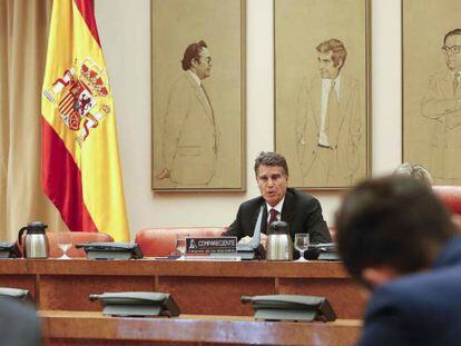 El consejero delegado del Banco Sabadell, Jaume Guardiola (c), durante su comparecencia en la Comisi&oacute;n del Congreso que investiga la crisis financiera y el rescate de la banca, hoy en Madrid. 