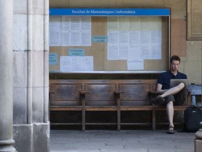 Un estudiante en la facultad de Matemáticas de la Universidad de Barcelona en junio.