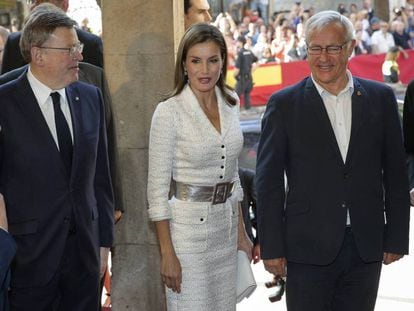 Desde la izquierda, Boluda, Puig, la reina Letizia, Ribó y Grisolía en los Premios Jaime I.