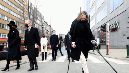 Karen Northshield, a la derecha junto a los reyes de Bélgica, durante un homenaje conmemorativo de los atentados terroristas de Bruselas celebrado en marzo de 2021.