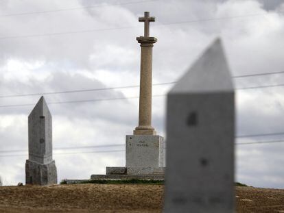 Dos mojones y un &#039;cruceiro&#039; en medio del campo, en el t&eacute;rmino municipal de Navalcarnero.