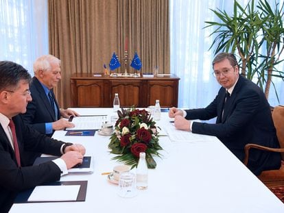 Desde la izquierda, el representante especial de la UE, Miroslav Lajcak; el alto Representante de la UE para la Política Exterior, Josep Borrell, y el presidente serbio, Aleksandar Vucic, durante su encuentro en Ohrid, República de Macedonia del Norte, el pasado sábado.
