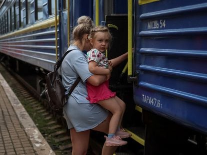 A woman with a child boards a train to Dnipro and Lviv during an evacuation effort from war-affected areas of eastern Ukraine, amid Russia's invasion of the country, in Pokrovsk, Donetsk region, Ukraine June 18, 2022. REUTERS/Gleb Garanich
