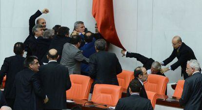 Pelea en el Parlamento durante el debate de la reforma judicial.