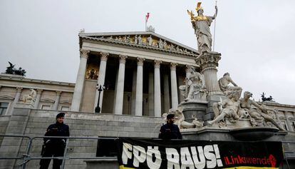 Polic&iacute;as frente del Parlamento en Viena este lunes tras una protesta contra la nueva ley de asilo de Austria.