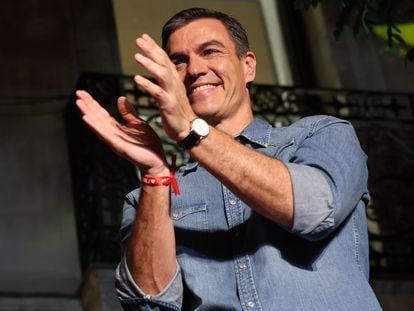 Pedro Sánchez celebra los resultados electorales en la sede del PSOE, este domingo en Madrid.