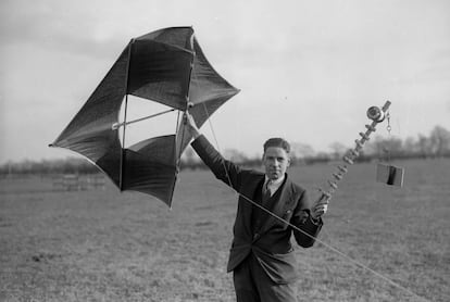 El científico Británico Alexander Watson-Watt experimenta con una cometa y un transmisor inalámbrico