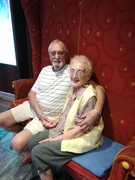Juan Carlos Louro y su mujer Elena, de 85 y 93 años.
