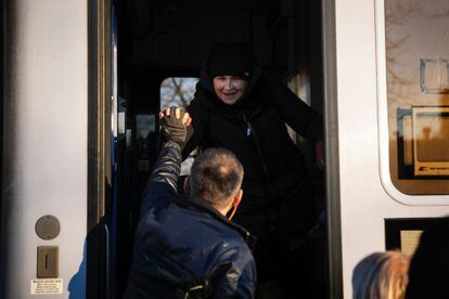Una ucrania se despide del voluntario polaco que la trasladó, el 11 de marzo en la estación de tren de Chelm (Polonia).