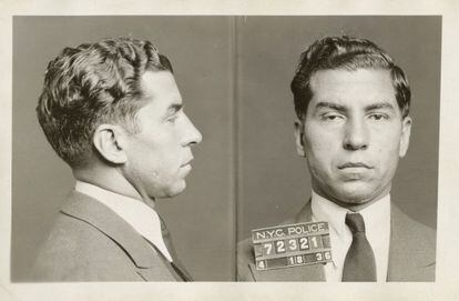 El mafioso Charles 'Lucky' Luciano, fichado por la policía tras una detención el 18 de abril de 1936. Luciano, paradigma del mafioso neoyorquino, fue el cerebro del tráfico de heroína en Nueva York tras la Segunda Guerra Mundial y es considerado como el primer 'Don' de la familia Genovese (Foto: New York City Municipal Archives)