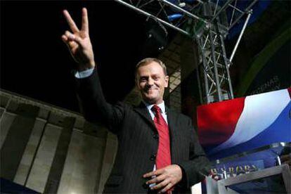 El liberal Tusk celebra los resultados en la sede de su partido.