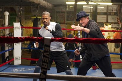 Sylvester Stallone y Michael B. Jordan en una de las escenas de ‘Crew’.