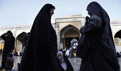 Mujeres chi&iacute;es frente al mausoleo Saida Zeinab, al sur de Damasco, en 2009