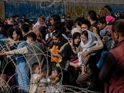 20 agosto: ciudadanos afganos se agolpan en los alrededores del aeropuerto internacional de Kabul, en un intento desesperado de salir de Afganistán y escapar del régimen talibán.