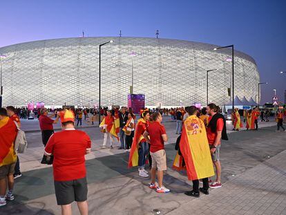 Seguidores de España llegan al estadio para ver en directo el partido que le enfrenta a Costa Rica este miércoles.