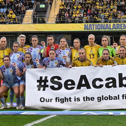 Las jugadoras españolas y suecas sostenían una pancarta con el lema "#SeAcabó. Nuestra lucha es la lucha global" antes del partido.