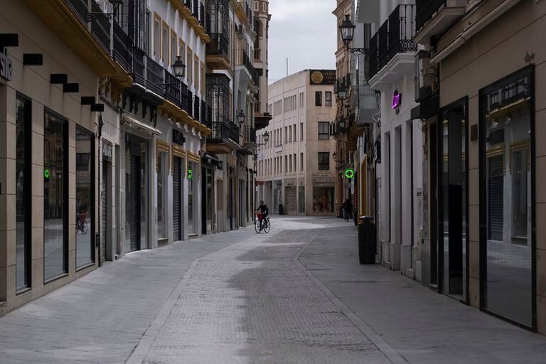 Calle comercial en el centro de Sevilla con todos los negocios cerrados, el pasado martes durante el estado de alarma.
