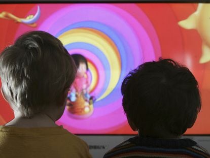 Dos niños viendo un programa de televisión infantil