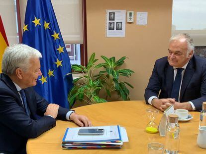 El comisario europeo de Justicia, Didier Reynders, reunido con el vicesecretario de Institucional del PP, Esteban González Pons, el 29 de septiembre.