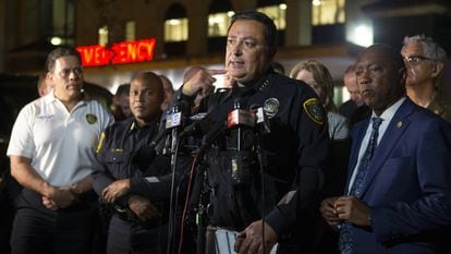 El jefe de policía de Houston, Art Acevedo, informa sobre las heridas de los policías. 
