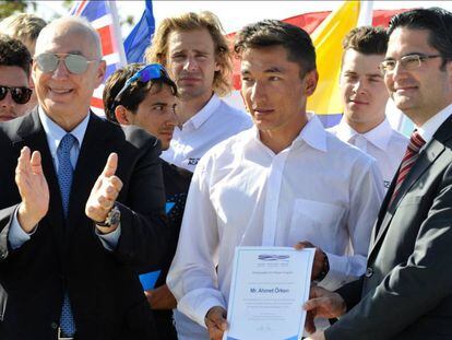 Ahmet Orken recibe un galard&oacute;n como embajador por la paz en el deporte