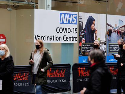 Cola frente a un centro de vacunación, este lunes en Londres.