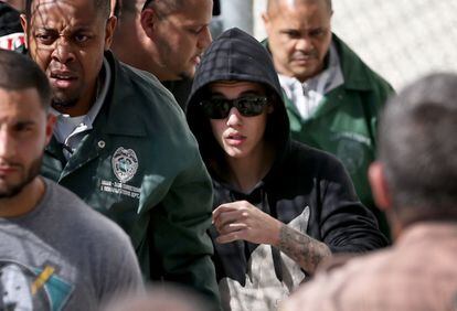 Justin Bieber acompañado de agentes de policía, a su salida del correccional Guilford Knight de Miami.