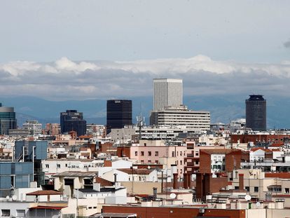Vista de la Torre Picaso con un cielo prácticamente limpio de contaminación debido al confinamiento en Madrid.