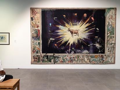 Un hombre observa una obra de la exposición 'Más allá de su tiempo. La aventura de un coleccionista' en el Museo Ruso de Málaga.