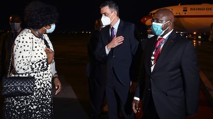 El presidente del Gobierno, Pedro Sánchez (c), acompañado por el ministro de Asuntos Exteriores de Angola, Tete Antonio (d), a su llegada este miércoles al aeropuerto internacional de Luanda (Angola).
