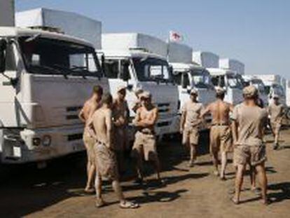 Los conductores de los camiones rusa con ayuda humanitaria.