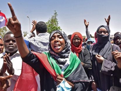 Las protestas frente al cuartel militar en Jartum, Sudán no se han detenido a pesar del arresto de Omar Al-Bashir.