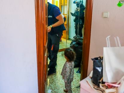 Una niña presencia el desahucio de su casa en Alicante.