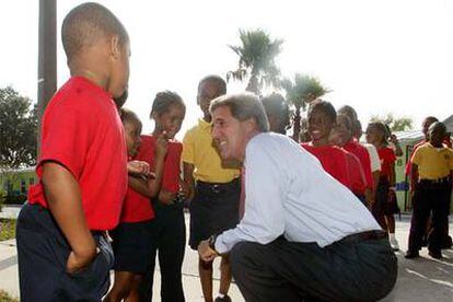 El candidato demócrata, John Kerry, saluda a un grupo de niños en Orlando (Florida).