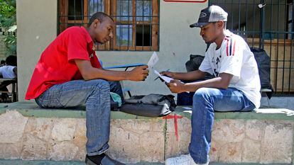Dos jóvenes en el campus de la Universidad de Haití.