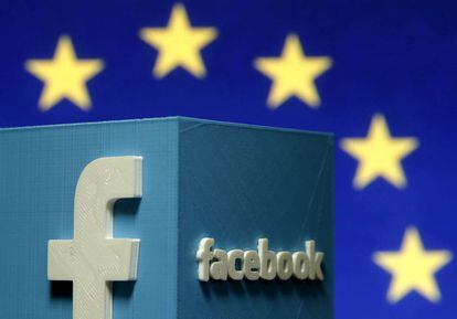 Un logo 3D de Facebook frente al logo de la Unión Europea.