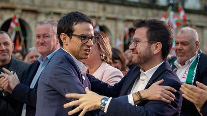 El diputado electo por EH Bildu, Pello Otxandiano (izq.), saluda al 'president' Pere Aragonés en el mitin de cierre de campaña del pasado viernes en Bilbao.