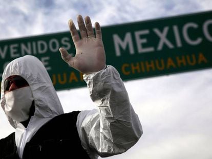 Un policía usa una mascarilla en un control en la carretera en México.
