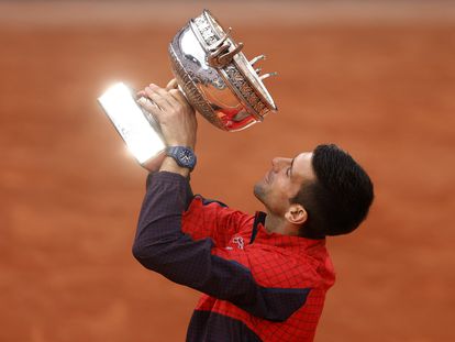 Djokovic alza la Copa de los Mosqueteros, este domingo en la Philippe Chatrier de París.