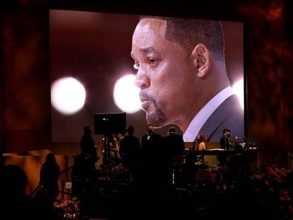 Will Smith, fotografiado en una pantalla, agradece su Oscar por 'El método Williams', en la gala de los Oscar 2022.