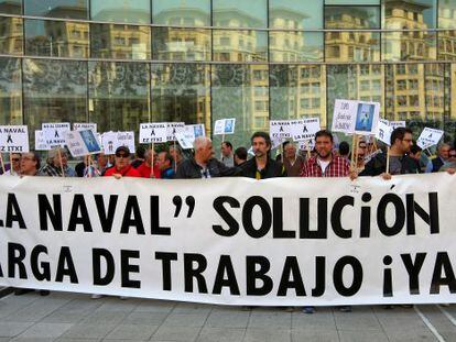 Los trabajadores de La Naval reclaman carga de trabajo ante la sede de la Spri, en Bilbao.