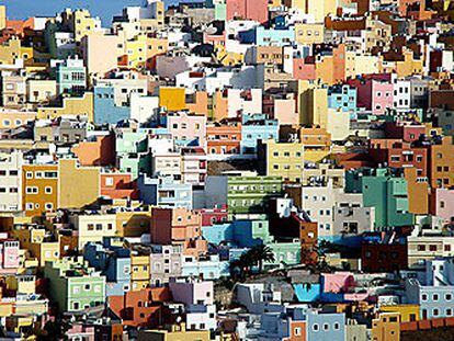 La iniciativa municipal de pintar de alegres colores las casas del barrio de San Juan ha cambiado por completo la perspectiva de este risco.