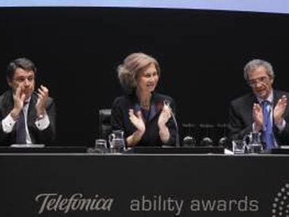 La Reina Sofía  junto al presidente de Telefónica, César Alierta (d), y el presidente de Madrid, Ignacio González, durante el acto de entrega de la II edición de los premios "Telefónica Ability Awards".